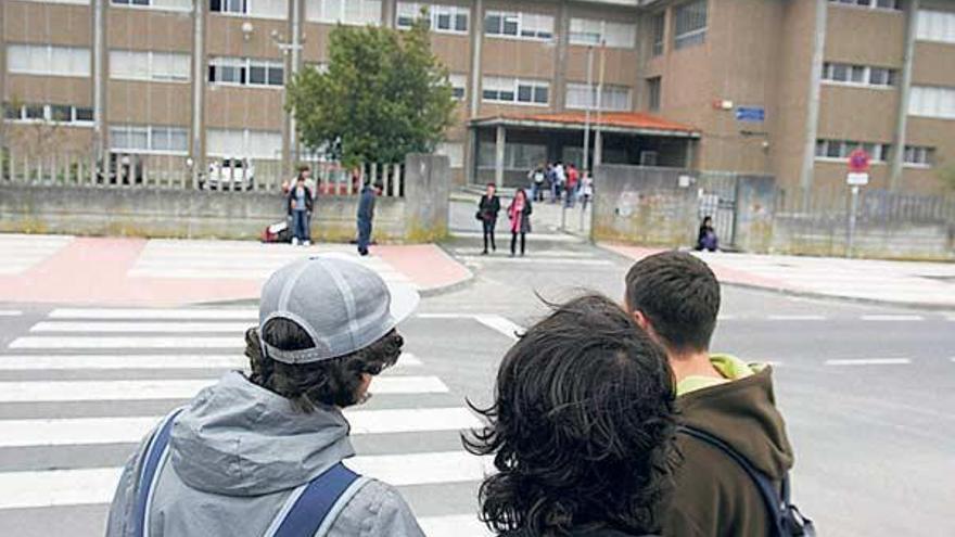 Alumnos del instituto Manuel Murguía de Arteixo (A Coruña), a la salida de clase.