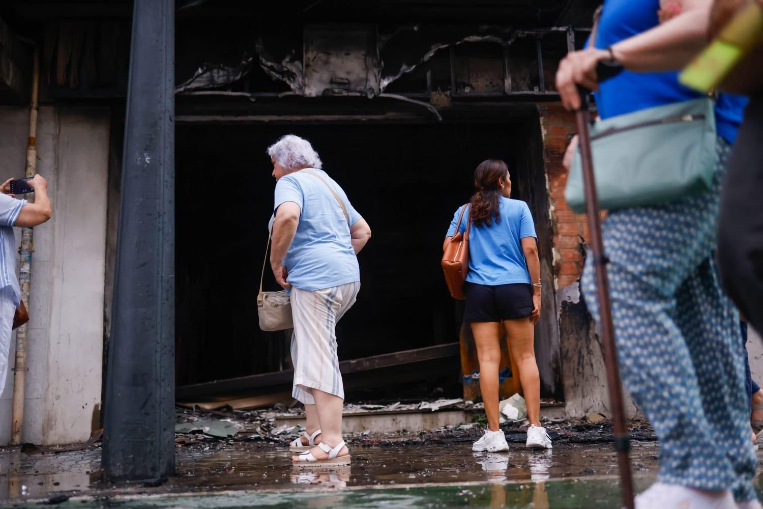 Los vecinos desalojados por el incendio en la avenida del Puerto esperan para entrar en sus casas