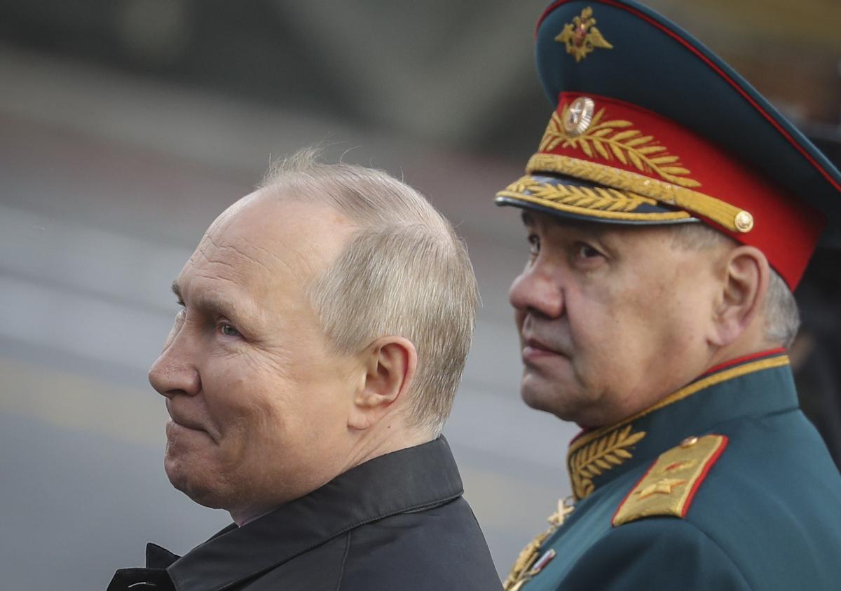 Valdimir Putin y su ministro de Defensa, Serguei Shoigu, en Moscú el 9 de mayo.