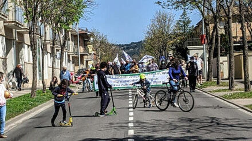 La plataforma &#039;No és un vial, és un carrer&#039; escenifica un Via Crucis per reclamar la variant d&#039;Olot