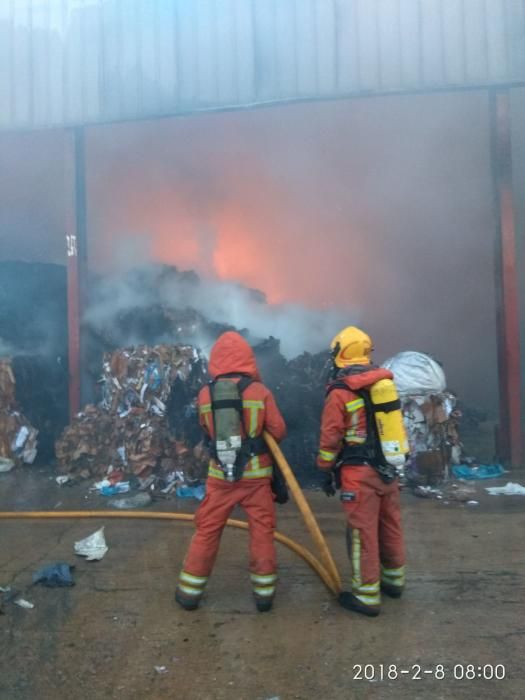 Imágenes del incendio registrado en una firma de reciclaje de plásticos en Benaguasil.