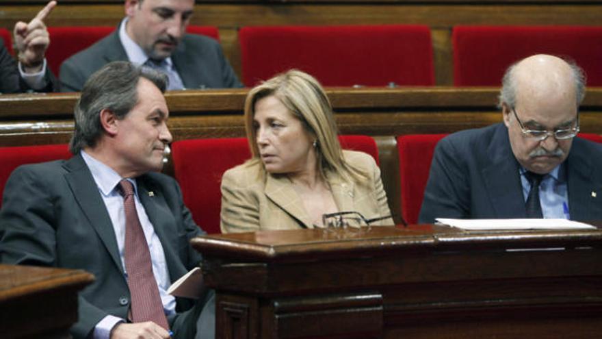 El presidente de la Generalitat, Artur Mas, conversa con su vicepresidenta, Joana Ortega. i EFE