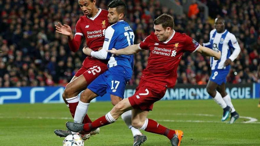 Milner y Matip tratan de cortar la entrada del portista Corona.