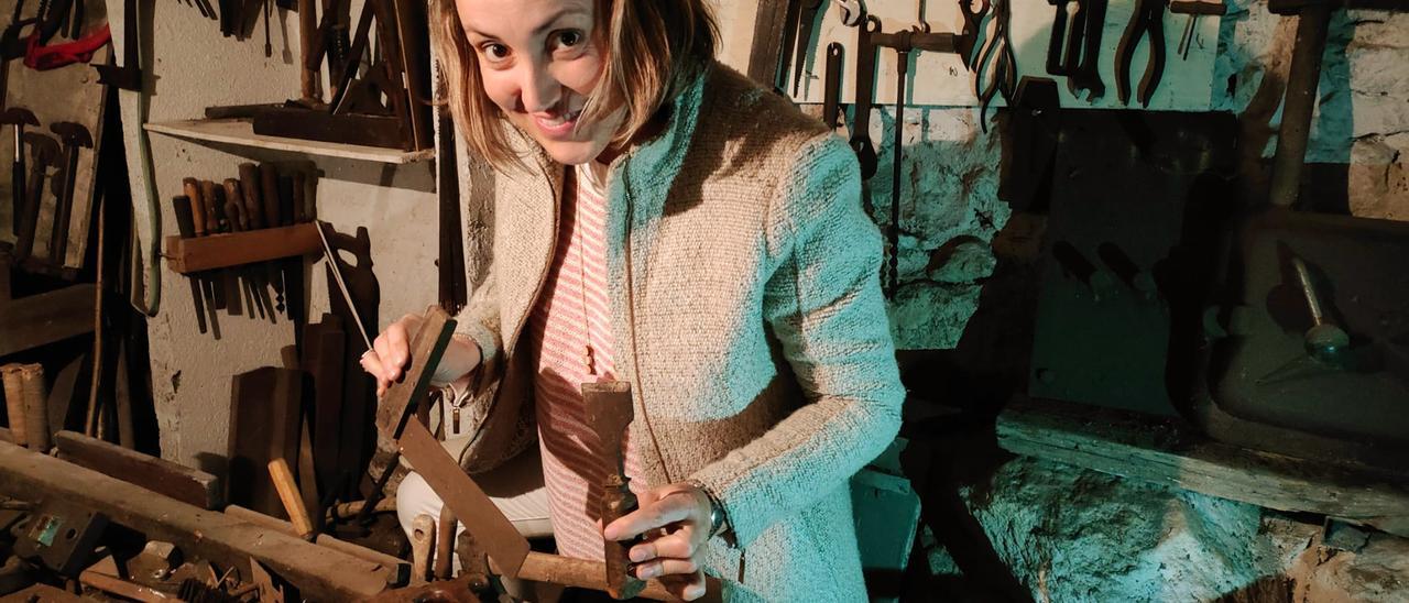 Estefanía Fernández Míguez, en el taller de su abuelo en Cesantes.