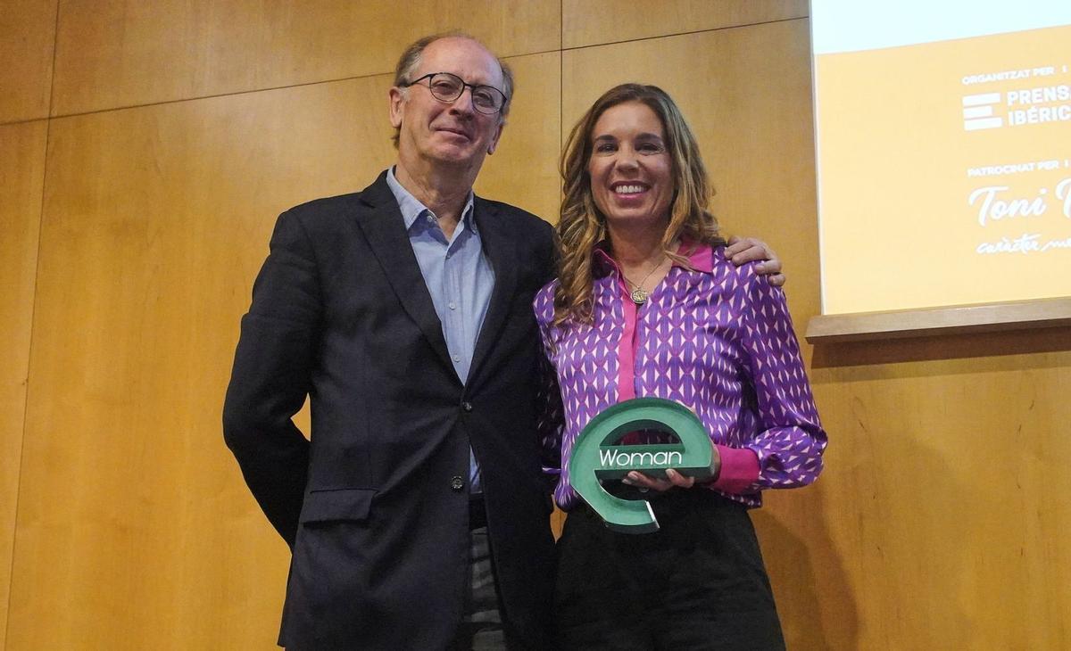 Anna Bertrana recollint el guardó eWoman by Toni Pons lliurat per Antoni Pons. | MARC MARTÍ