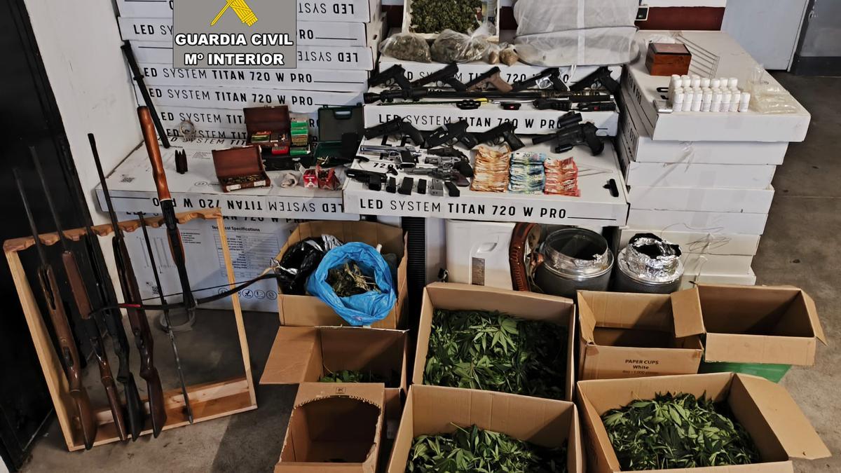 Las armas y la marihuana intervenidas en la casa de Selva.