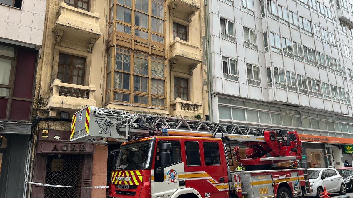 Desprendimiento en una fachada de la calle Francisco Mariño