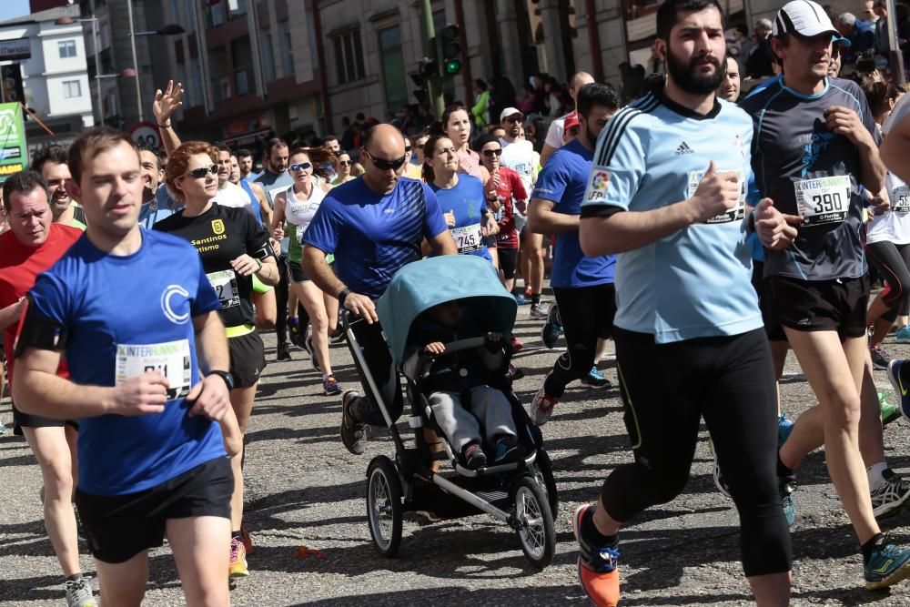 Más de dos mil deportistas corrieron esta mañana en la prueba que discurría por el centro de la ciudad del Louro