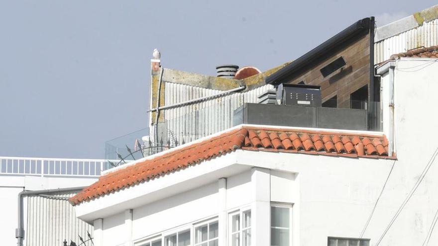 El Superior obliga a retirar el toldo de una terraza de un edificio de O Parrote, en A Coruña, por modificar la fachada