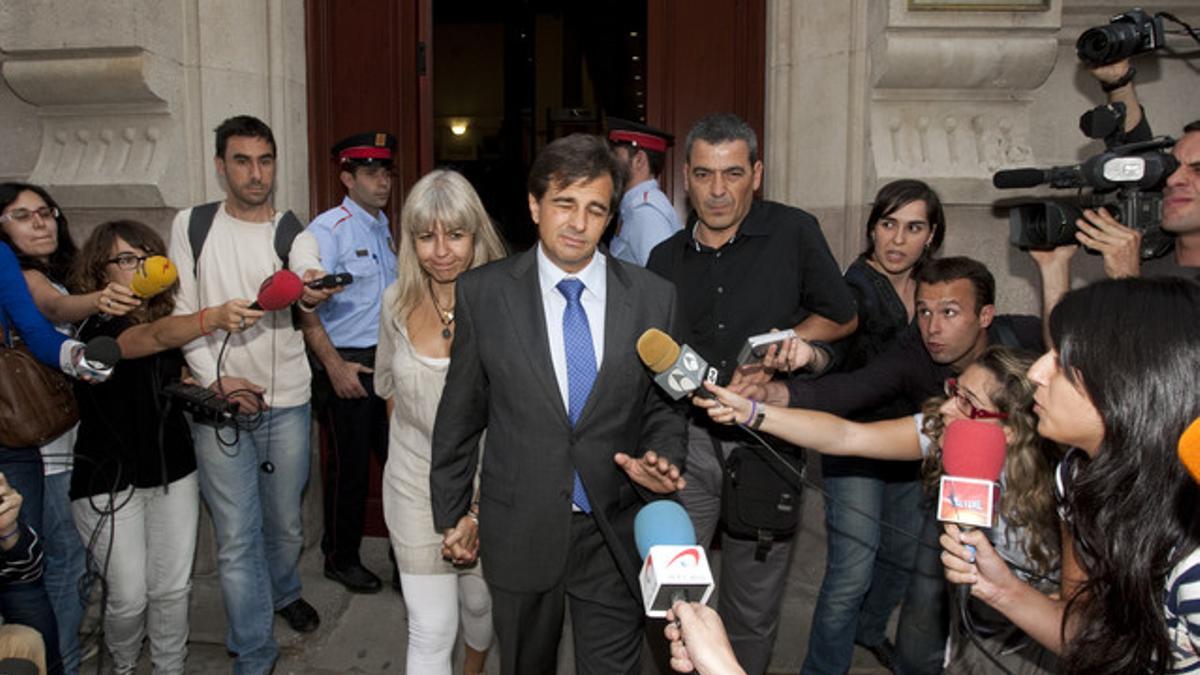 Lluis Corominas, acusado por el caso Tous, saliendo de la Audiencia de Barcelona, junto a su mujer, el 1 de mayo del 2011