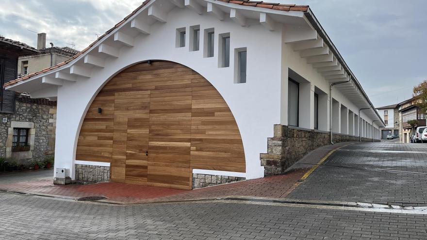 El mercado de los jueves recupera su emplazamiento habitual en la plaza de abastos de Colunga