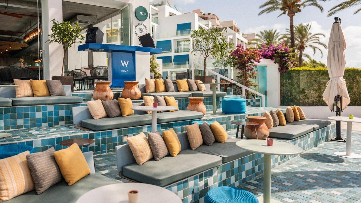 El restaurante Steps Ibiza propone una cocina saludable en su colorida terraza.