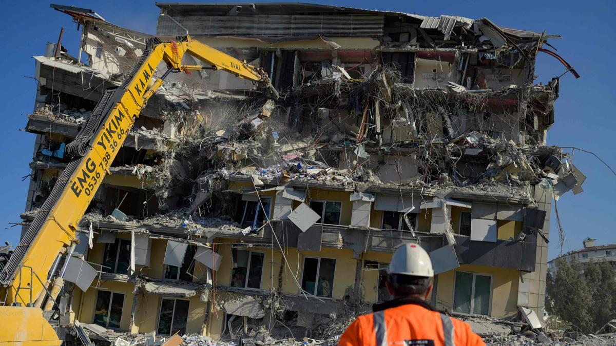 Limpieza de escombros en los edificios afectados por el terremoto en Turquía