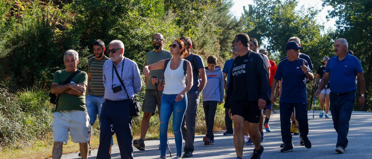 Medio centenar de personas participaron en la ruta sobre megalitismo en el Monte Lobeira