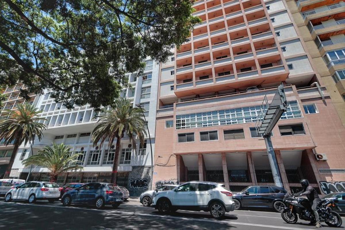 Dos edificios del Estado «sin uso» ubicados en la Avenida Francisco La Roche, en Tenerife.