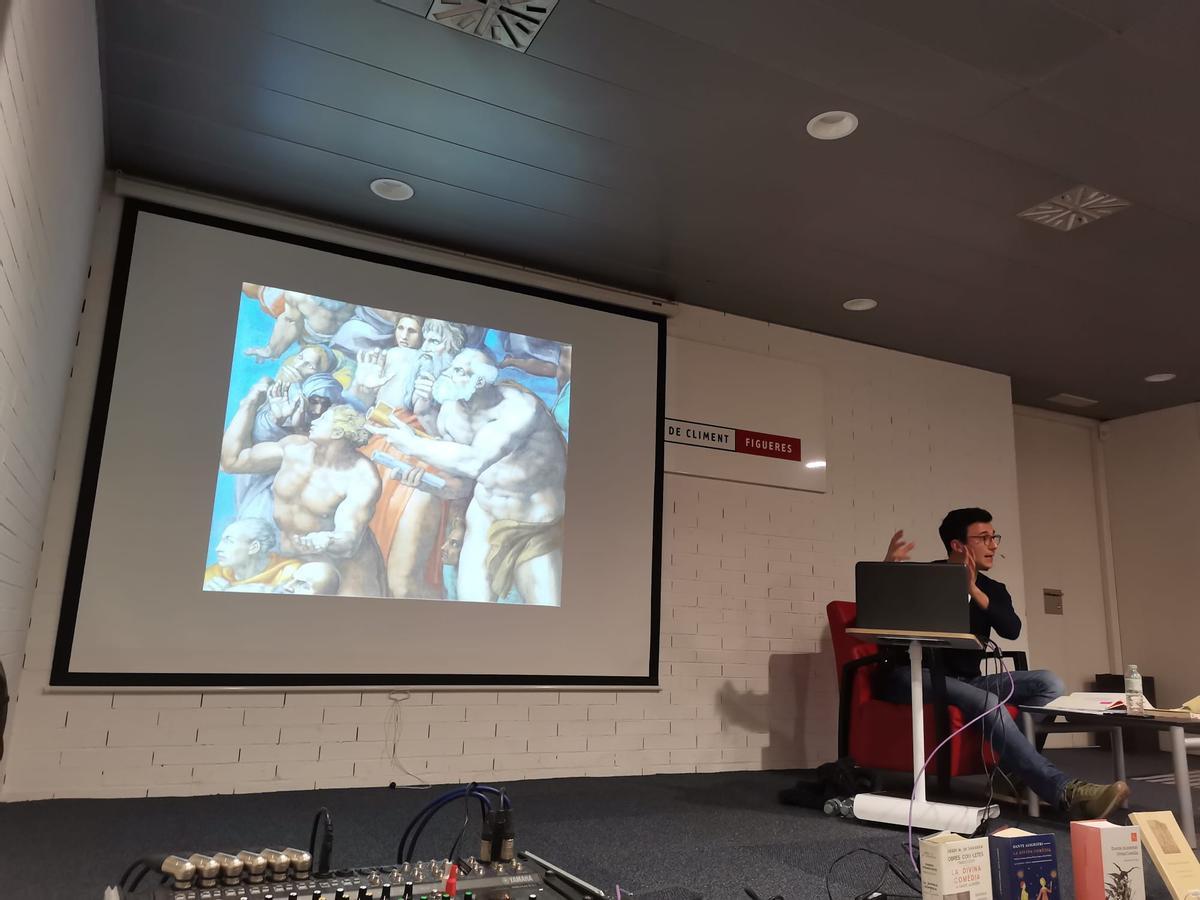 Miquel del Pozo, durant la xerrada a Figueres