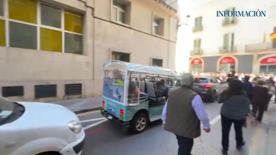 Problemas de tráfico en la calle San Fernando durante el Domingo de Resurrección