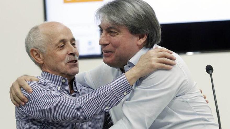 El presidente de Salvar el Archivo, Policarpo Sánchez, derecha, abraza a Guillermo Suils.