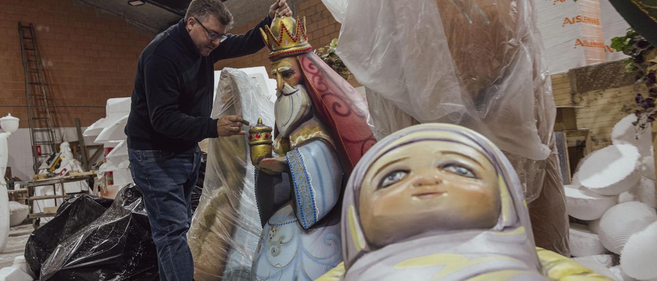 Una de las escenas navideñas de constructores de Hogueras de Alicante para Navidad en pueblos de la provincia