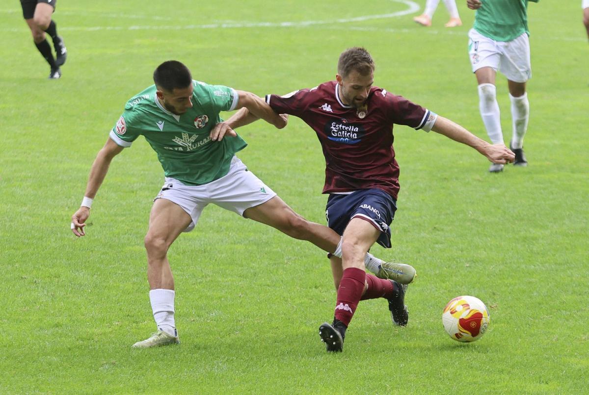Álex González, en una disputa de balón durante el partido de ida. | GUSTAVO SANTOS