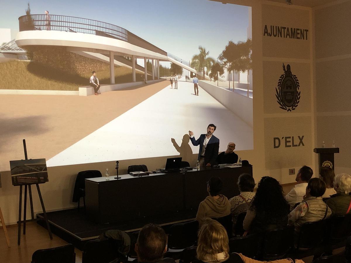 La rampa para acceder a la pasarela del tren de Altabix-Universidad