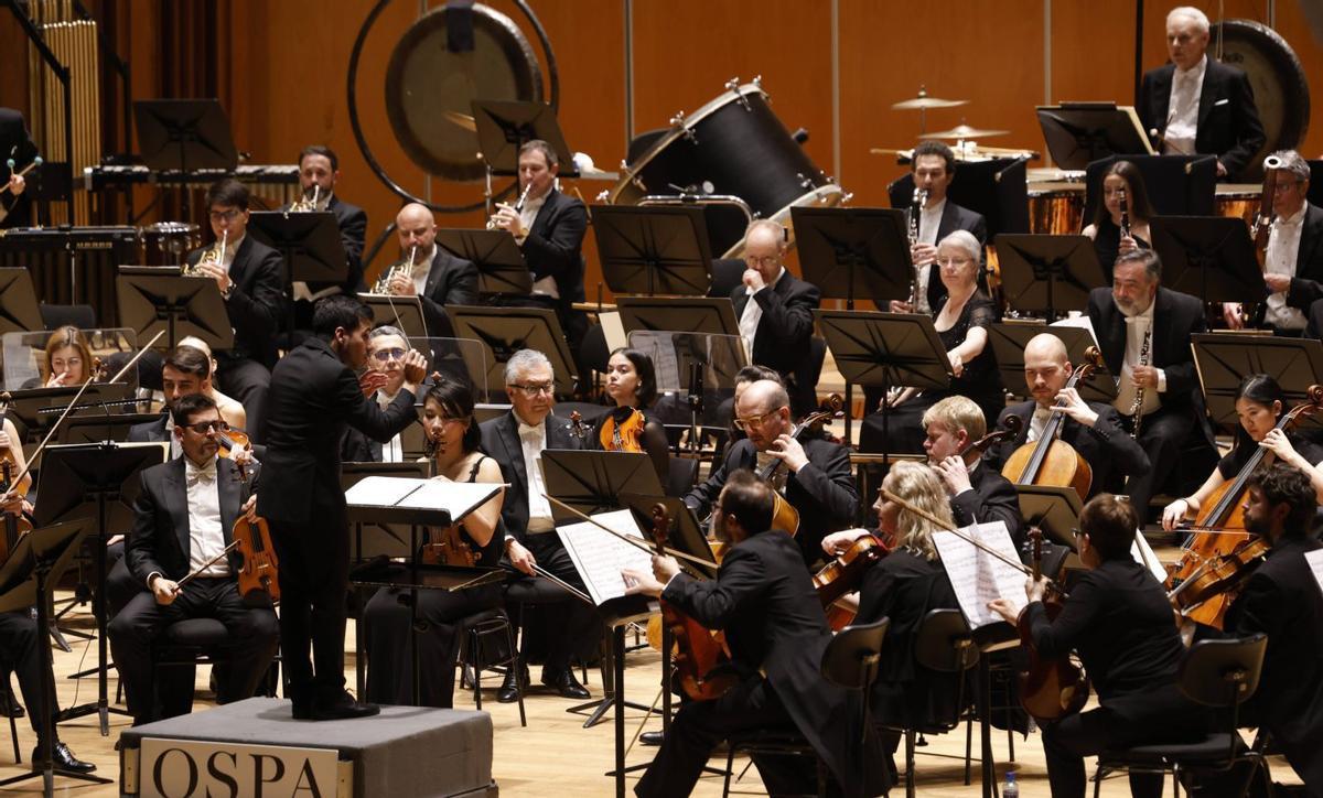 Nuno Coelho, en el podio, dirige a la OSPA. | LUISMA MURIAS