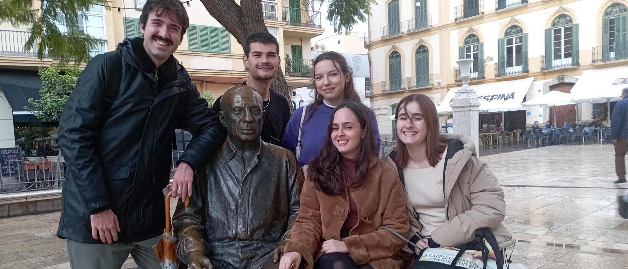 Grupo de estudiantes de tercero de Historia del Arte de la UMA que han realizado el trabajo, junto a la escultura de Picasso, en la plaza de la Merced