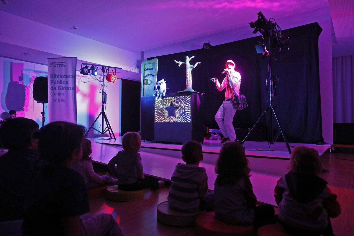 Girona. Biblioteca Carles Rahola. Conte Les aventures d'en Risquet impulsat per Protecció Civil.