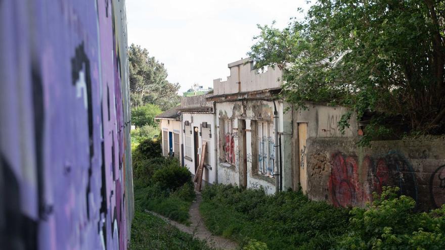 Viviendas abandonadas en O Castrillón, uno de los puntos negros de venta de droga. |  // CASTELEIRO/ROLLER AGENCIA