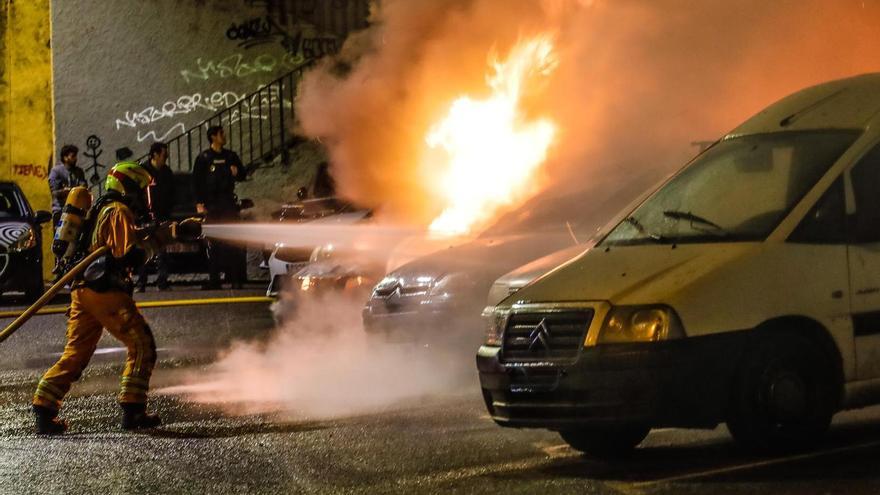 Un incendio calcina media docena de coches en Alcoy