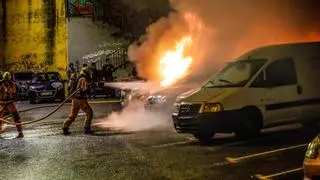 Un incendio en un aparcamiento provoca daños en una docena de coches en Alcoy