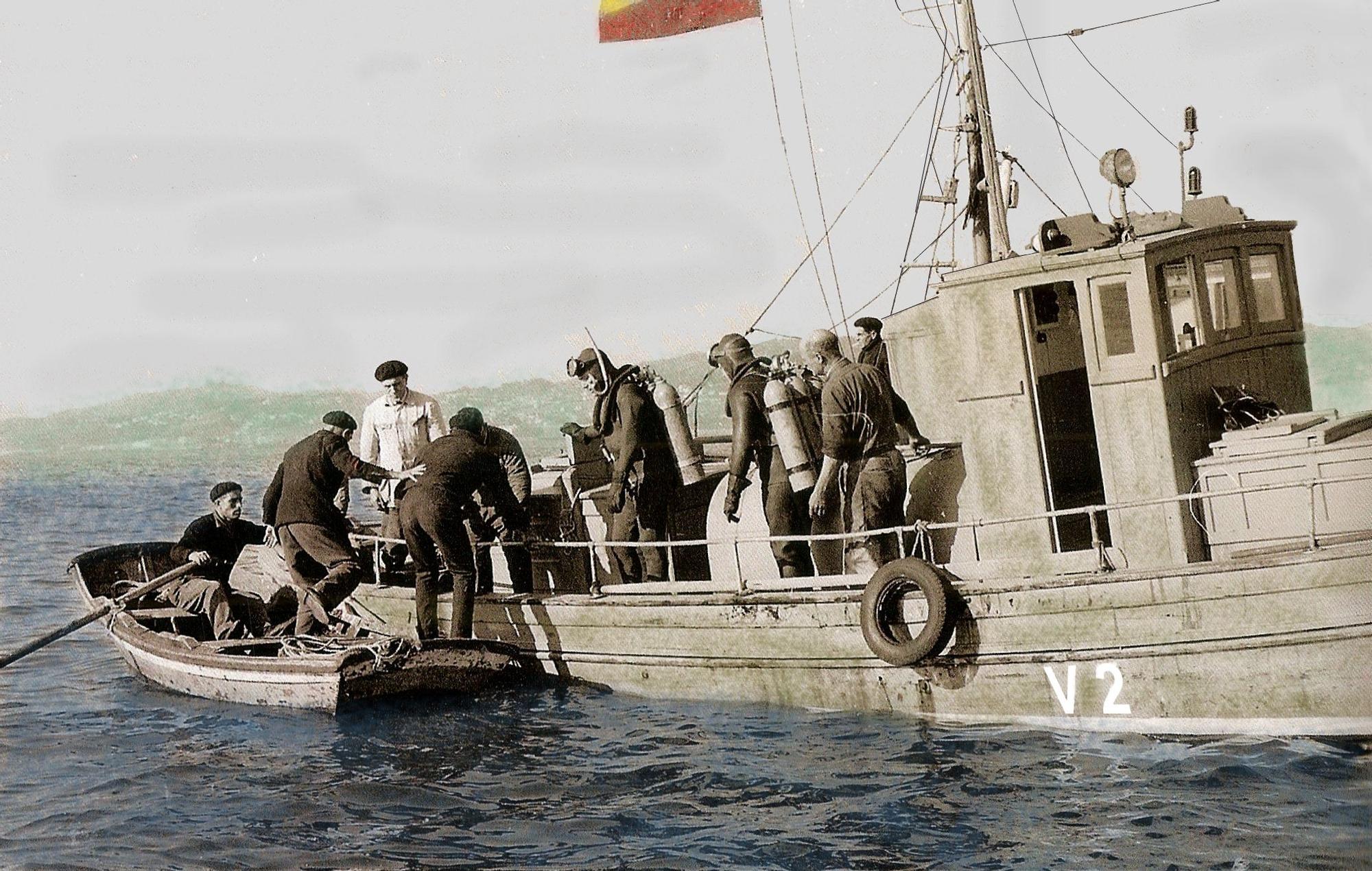 A lancha V2 buscando os corpos dun naufraxio en 1964.