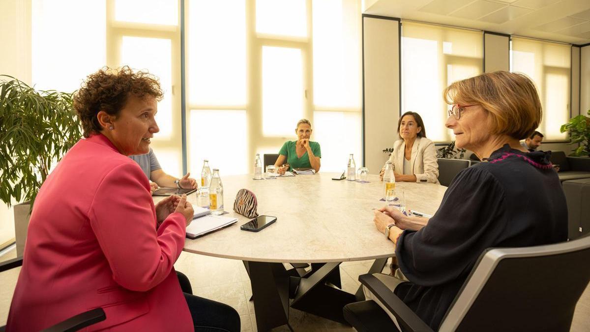 En un primer plano de la mesa, la alcaldesa de Onda, Carmina Ballester, y la rectora de la UJI, Eva Alcón, en la reunión.