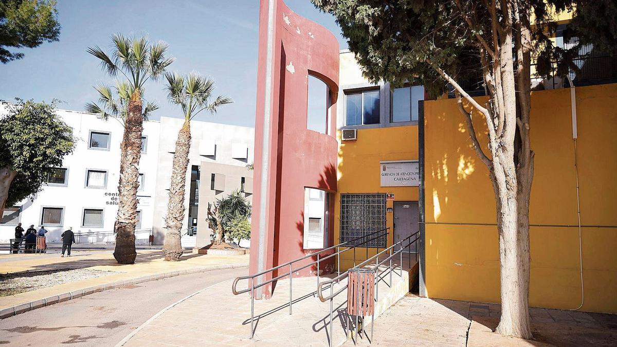 Varias personas se dirigen a la entrada del centro de salud de ‘El Parchís’ en la barriada Virgen de la Caridad en Cartagena.