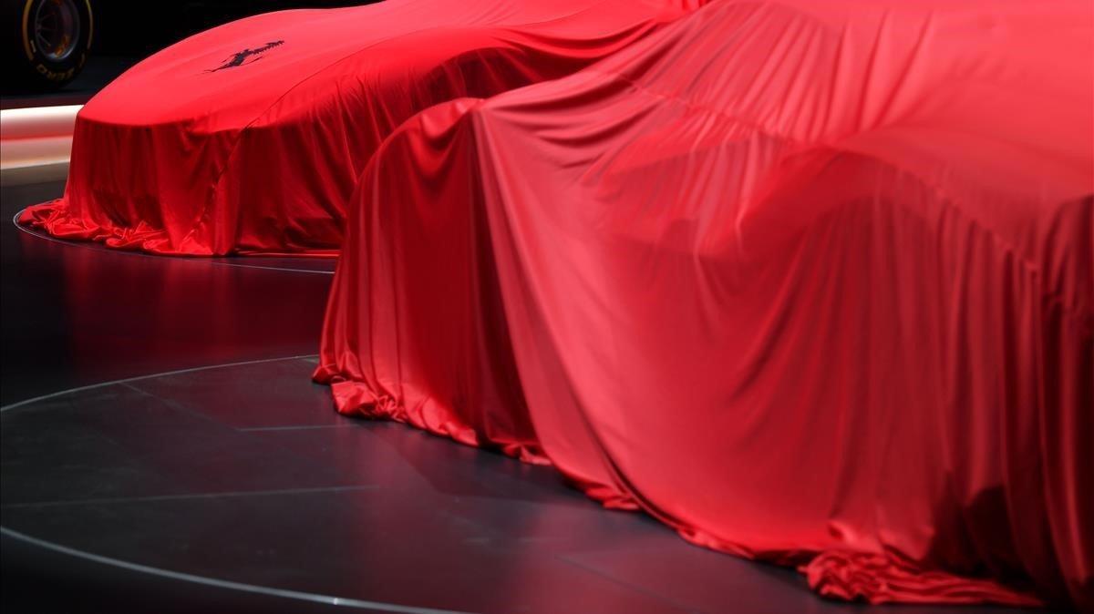 Ferrari cubierto durante el Salón Internacional del Automóvil de Ginebra.