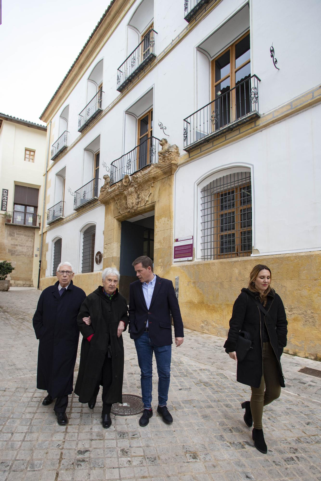 Xàtiva acoge la exposición con las obras de Miró, Tàpies o Armengol donadas por Raimon