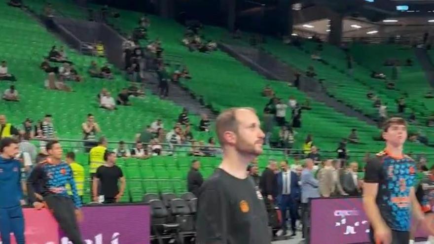 Los jugadores de Valencia Basket calientan antes de medirse a Panathinaikos