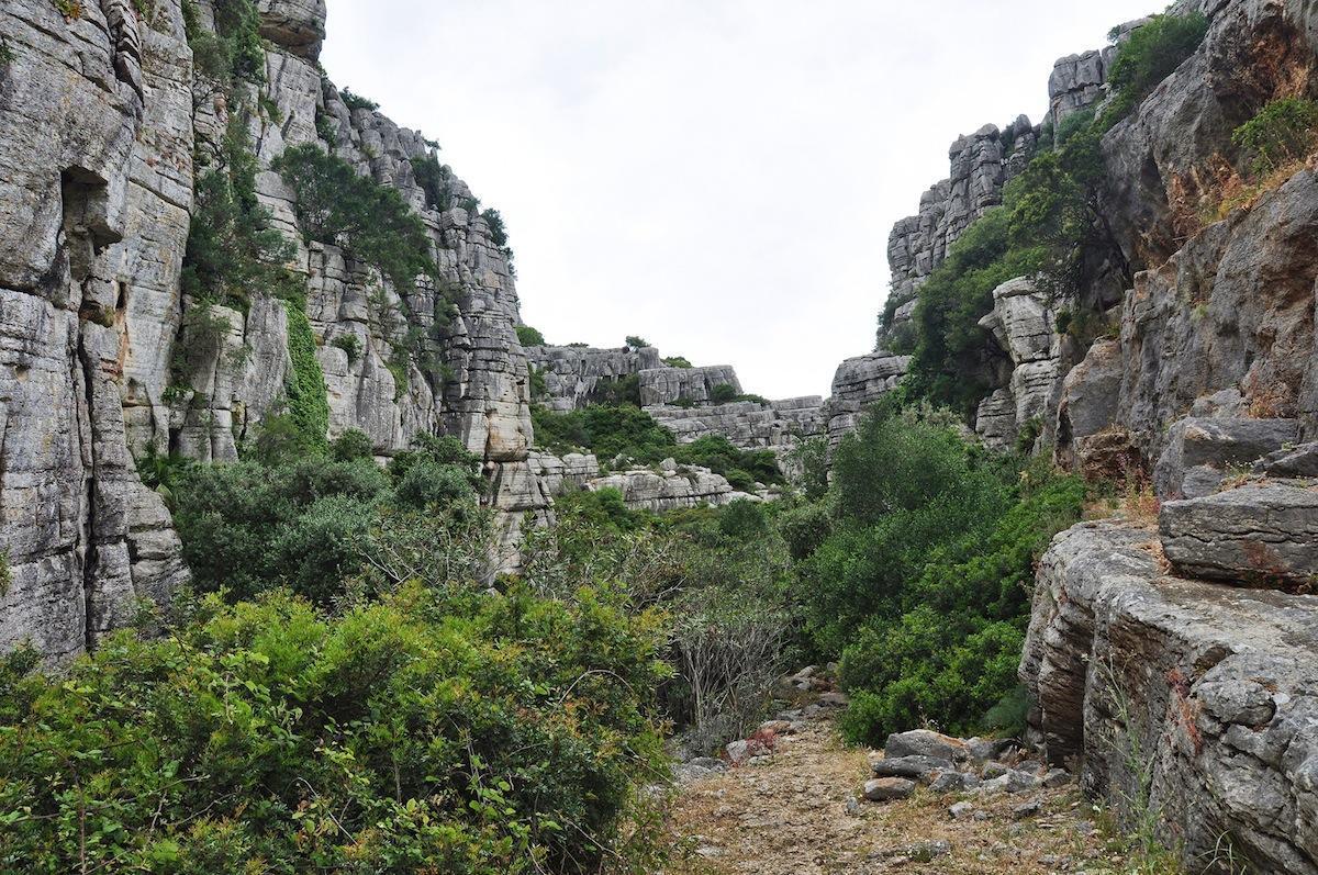 El yacimiento se encuentra en la Sierra de la Utrera.