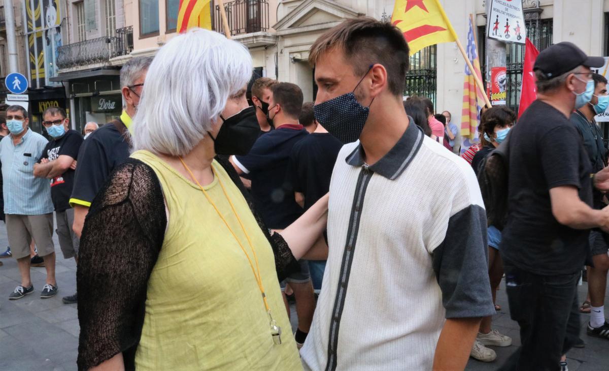 La exalcaldesa de Badalona y actual jefa de filas de la CUP en el Parlament, Dolors Sabater, junto al activista badalonés Marcel Vivet.