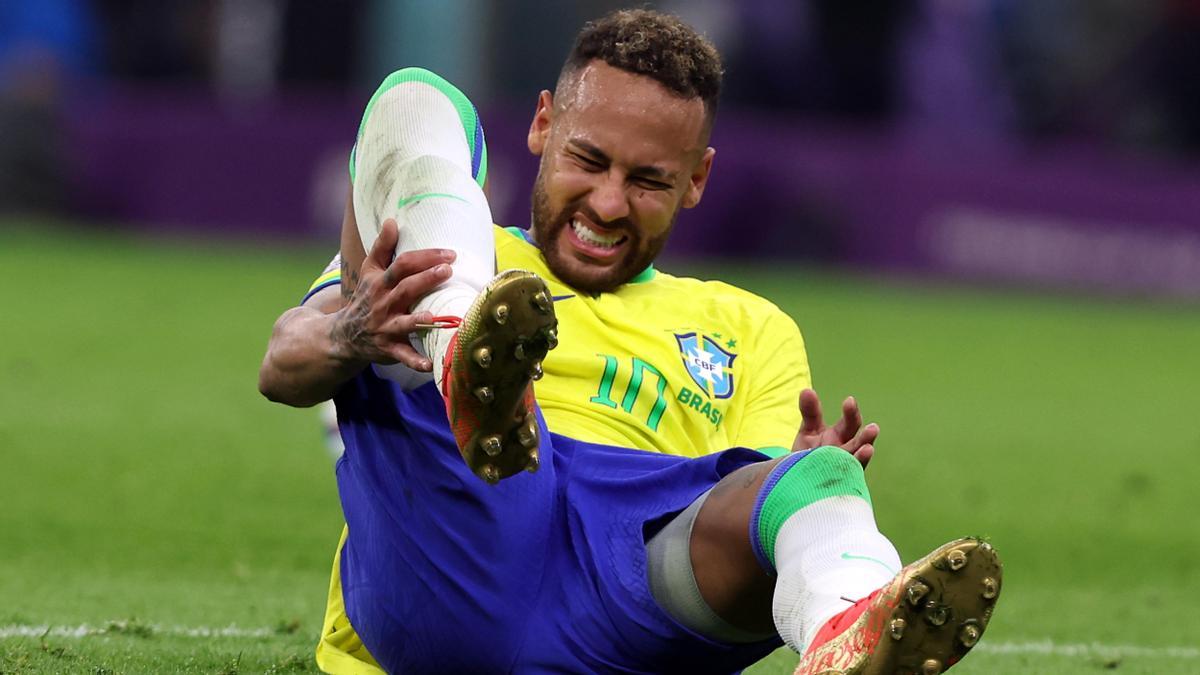 Neymar se duele del tobillo derecho antes de ser sustituido.