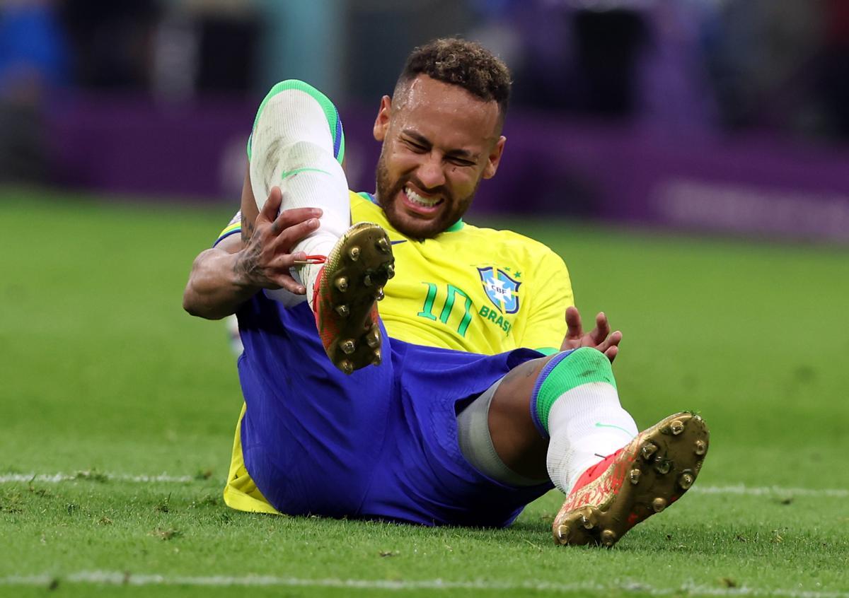 Neymar se duele del tobillo derecho antes de ser sustituido.