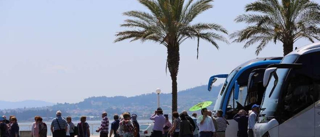 Una excursión de turistas, en la isla grovense de A Toxa. // Muñiz