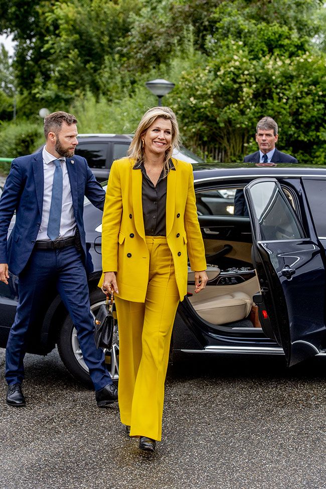 Maxima de Holanda con traje de chaqueta amarillo mostaza