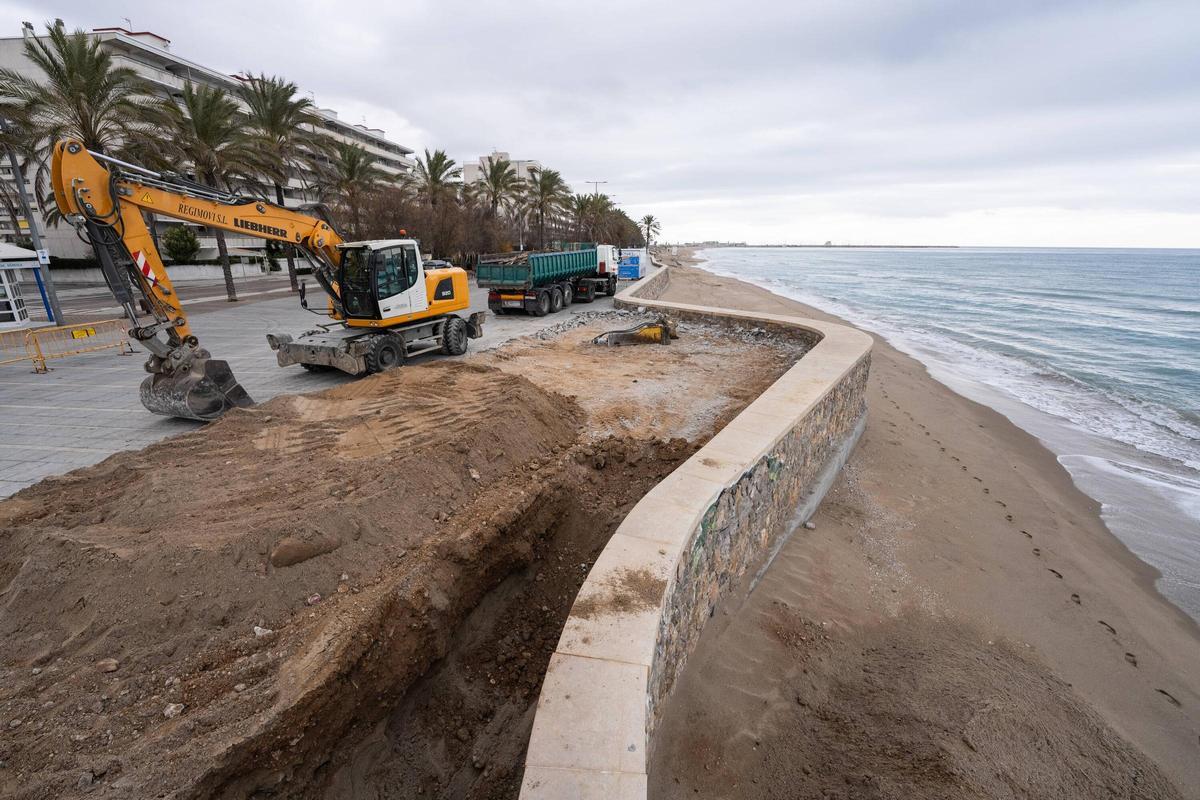 Calafell desmonta parte de su paseo marítimo para devolver espacio tomado a la playa