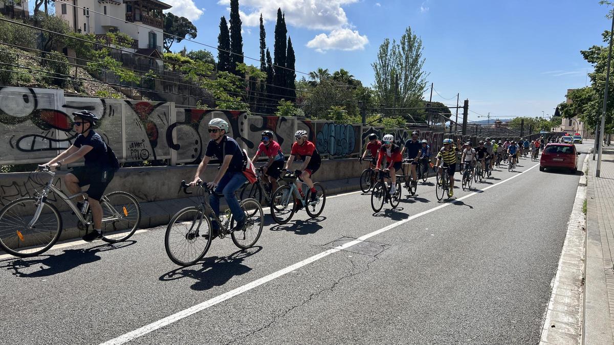 Los ciclistas por la carretera de Vallvidrera