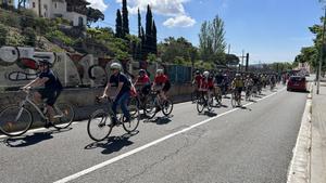 Los ciclistas por la carretera de Vallvidrera