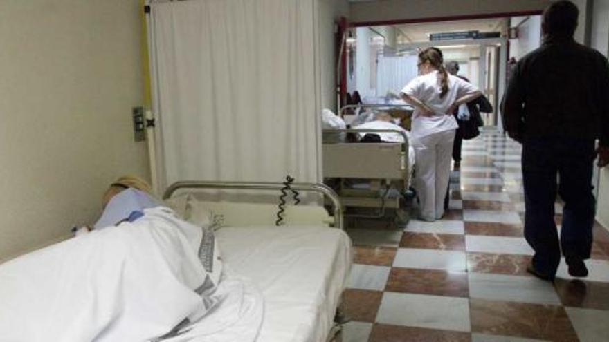 Pacientes aguardaban ayer a mediodía en camas en los pasillos de Urgencias del Hospital General de Alicante.