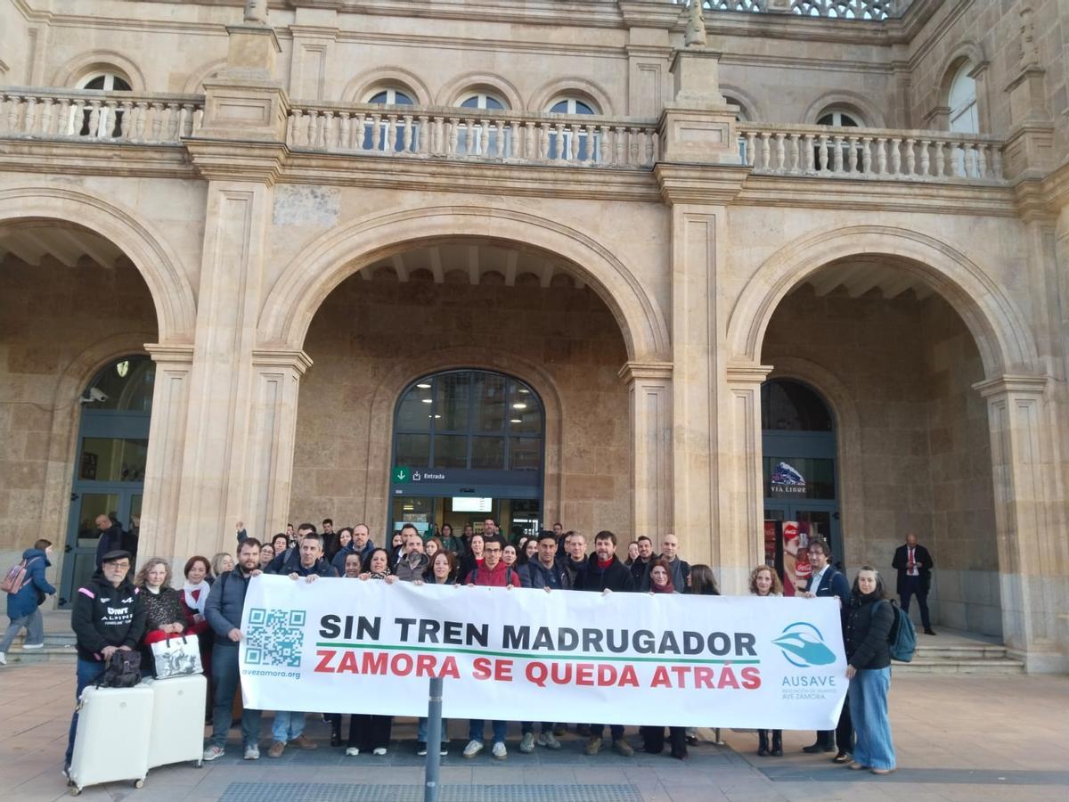 Una manifestación de usuarios del AVE en la estación de tren por los retrasos.