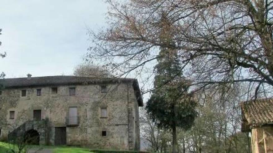 La casa pairal coneguda com a Sobeies és de les més importants de la Vall de Bianya. X.V.