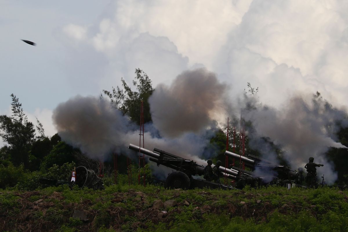 Ejército taiwanés realizan pruebas con fuego real en el sur de Taiwán.